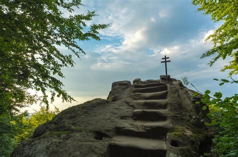 Skalní útvar Kazatelna v Chřibech – Kudy z nudy